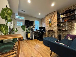 TV, books - Cozy 2-bedroom Townhome in Washington D.C with Sauna, Cold Plunge + Workout area (Washington)