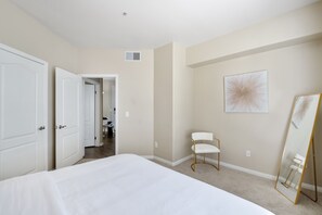 1 室のベッドルーム、セーフティボックス (室内)、アイロン / アイロン台、インターネット