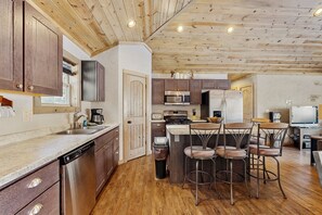 雪櫃、微波爐、焗爐、爐具