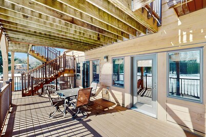 Golf Course View Condo, w/ Jetted Tub, Fireplace, Shared Pool & Hot tub