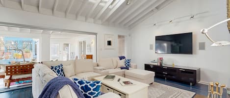 Télévision, cheminée, lecteur de DVD, table de tennis de table