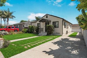 Exterior - New 2BR/2BA Furnished Home w/Yard LAX/SoFi/Intuit (Inglewood)