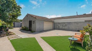 Terrace/patio - New 2BR/2BA Furnished Home w/Yard LAX/SoFi/Intuit (Inglewood)
