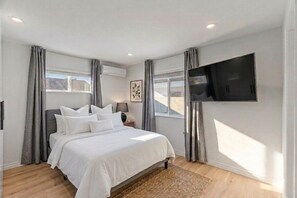 2 bedrooms, desk, iron/ironing board, free WiFi - New 2BR/2BA Furnished Home w/Yard LAX/SoFi/Intuit (Inglewood)