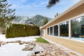 Property grounds - Spacious home w/ fast wifi, great views & near golf course (Leavenworth)