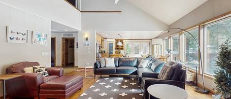 Téléviseur, foyer, table de ping-pong