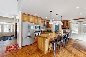 Fridge, microwave, oven, stovetop - Spacious home w/ fast wifi, great views & near golf course (Leavenworth)