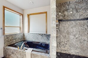 Hair dryer, towels - Spacious home w/ fast wifi, great views & near golf course (Leavenworth)