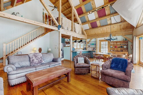 Lakefront house w/ mountain views, waterfront, gameroom, gym, a/c, w/d