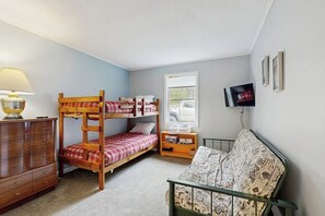 3 bedrooms, iron/ironing board, Internet, bed sheets