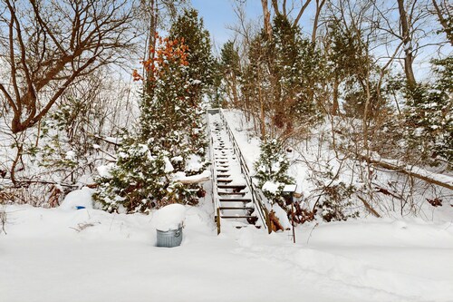 Cozy lakehouse, sandy beach, dock, kayaks, canoe, firepit, bbq, fireplace, a/c