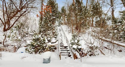 Cozy lakehouse, sandy beach, dock, kayaks, canoe, firepit, bbq, fireplace, a/c