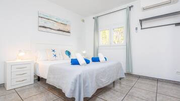 Iron/ironing board, free WiFi, bed sheets