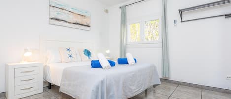 アイロン / アイロン台、WiFi (無料)、ベッドシーツ