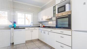 Køleskab, mikrobølgeovn, ovn, kogeplade