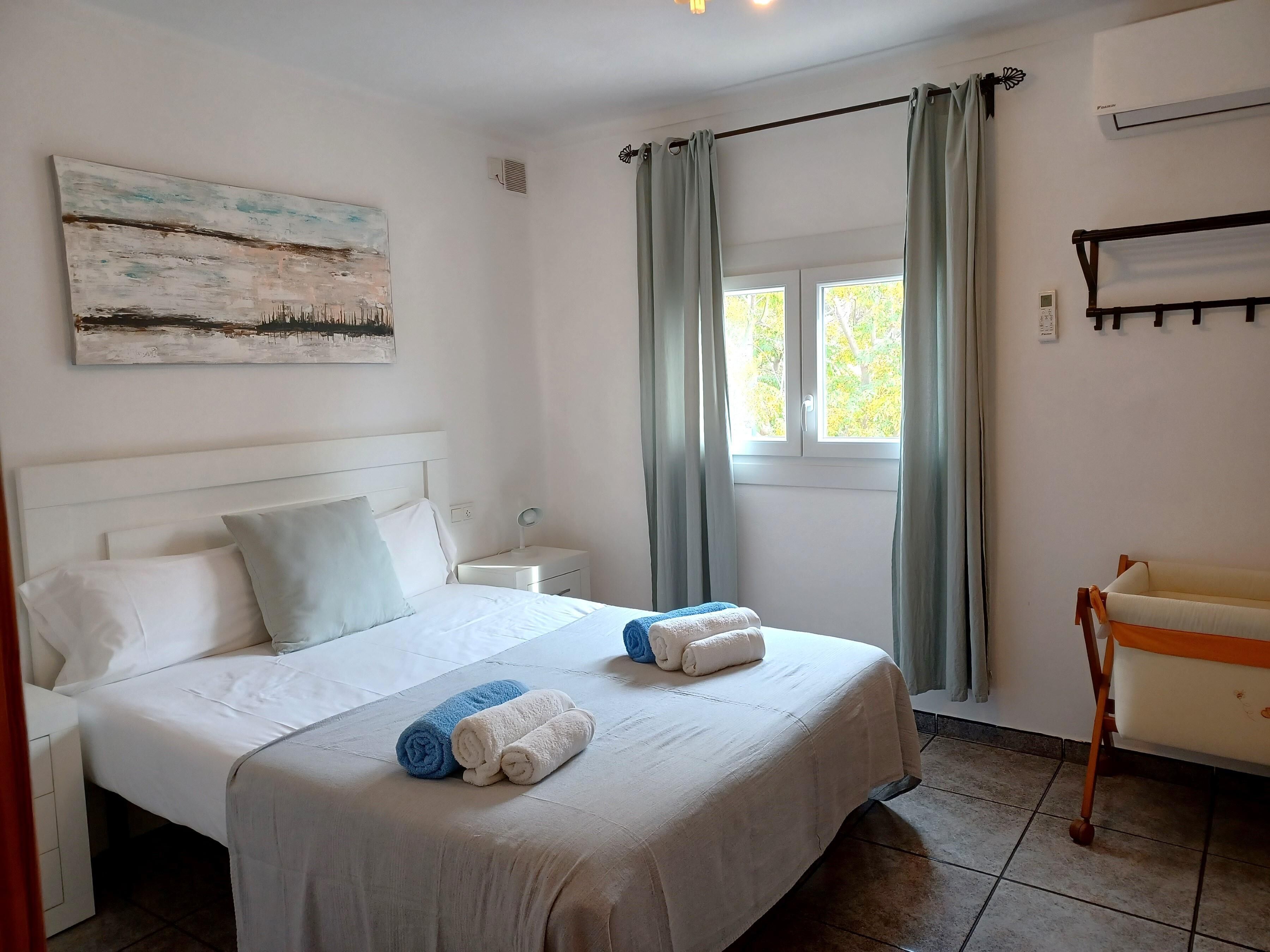 アイロン / アイロン台、WiFi (無料)、ベッドシーツ