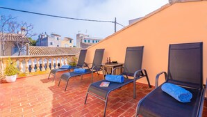 A rooftop terrace with four lounge chairs, a small table with a bottle and a bowl, and a potted plant. - COSTA D'EN BLAU - House 2 minutes from Porto Cristo beach with free Wi-Fi (Manacor)