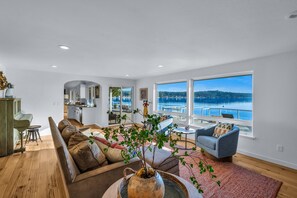 Fernseher, Tischfußball, Tischtennisplatte, Bücher