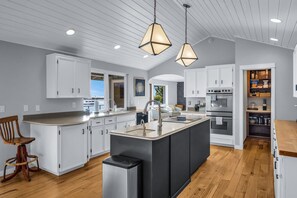 冰箱、微波炉、烤箱、炉灶