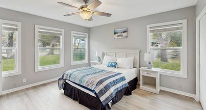 Cozy family-friendly house with BBQ, WIFI, dog-friendly, close to the Bay
