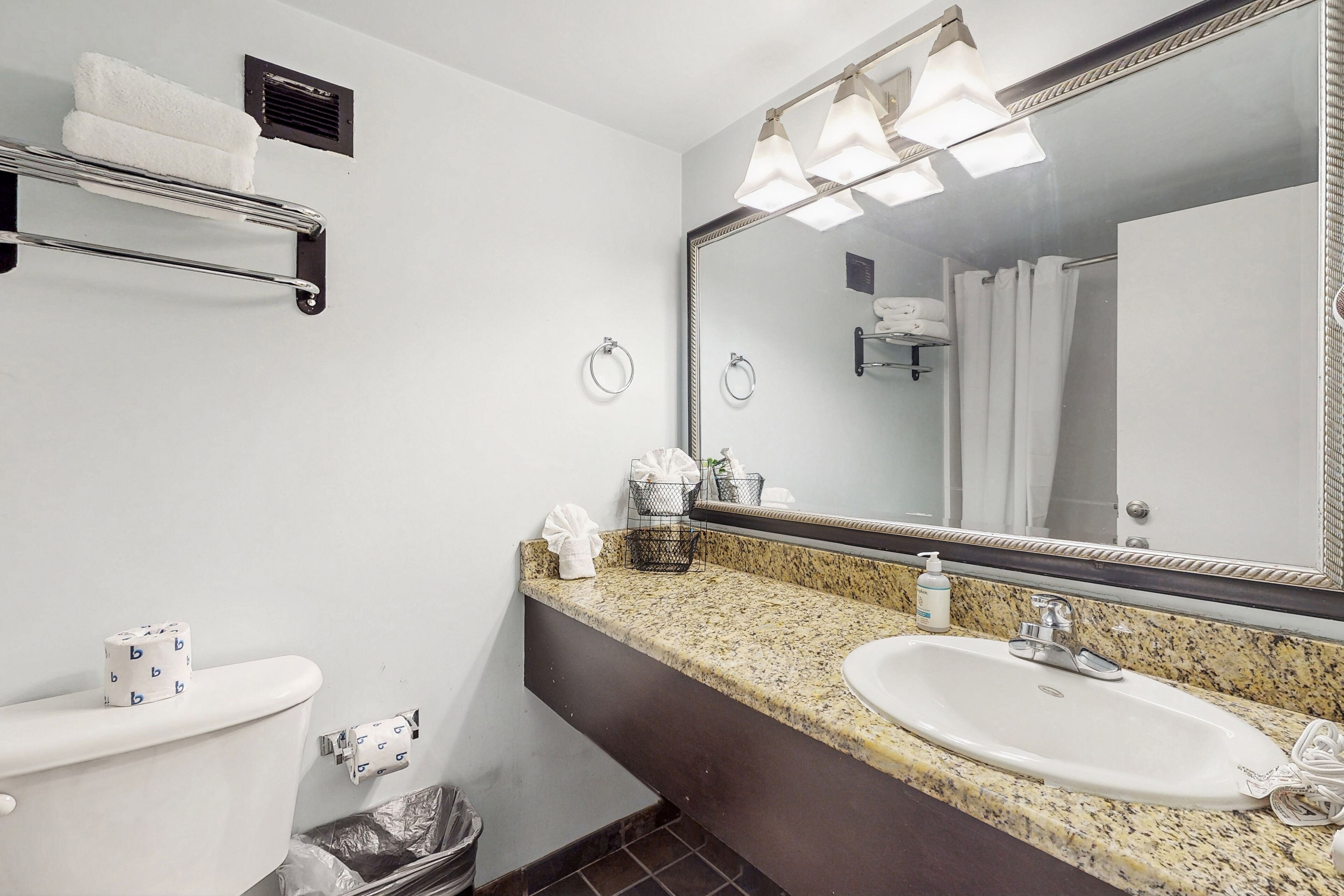 Sèche-cheveux, serviettes fournies