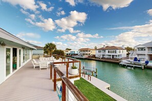 Terrace/patio - Two-Story Family-Friendly home on the water with patio and firepit (Rockport)
