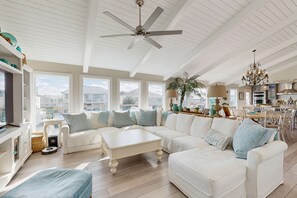 TV - Two-Story Family-Friendly home on the water with patio and firepit (Rockport)