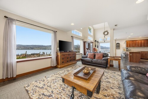 Spacious home w/ full kitchen, amazing views & located on winery