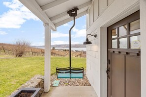 Property grounds - Spacious home w/ full kitchen, amazing views & located on winery (Chelan)