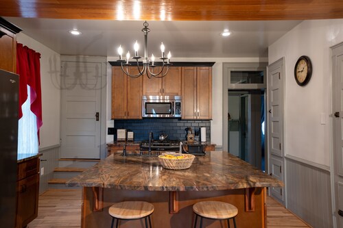 Hot tub, sleeps 8, Shenandoah Valley