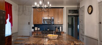 Hot tub, sleeps 8, Shenandoah Valley