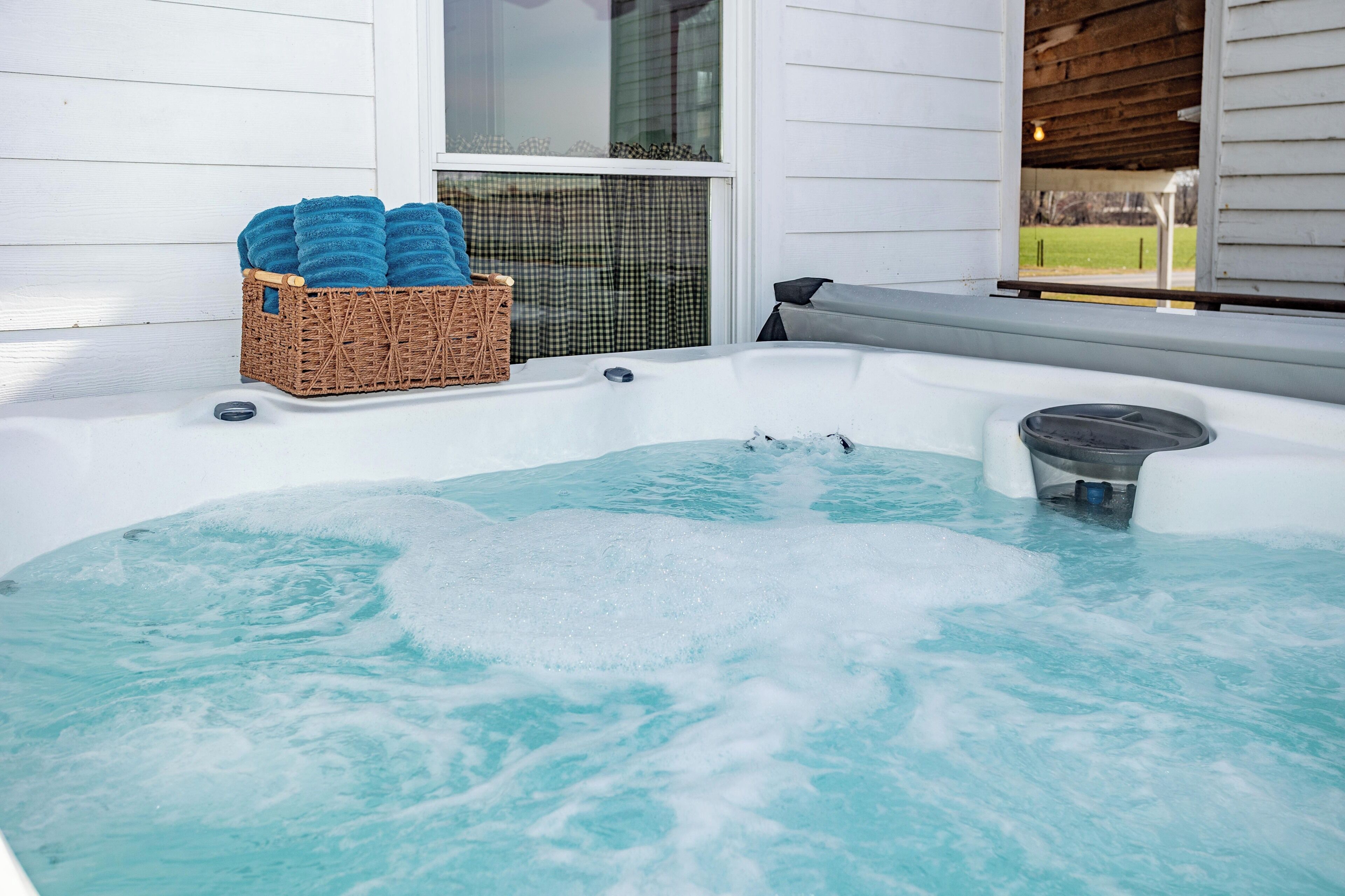 Outdoor spa tub