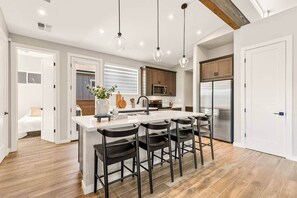 Een koelkast, een magnetron, een oven, een kookplaat