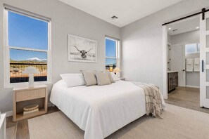 3 slaapkamers, een strijkplank/strijkijzer, wifi, beddengoed