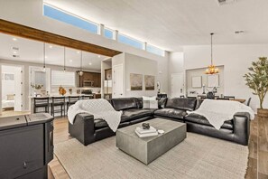 Een televisie en een open haard