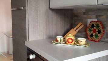 Réfrigérateur, micro-ondes, four