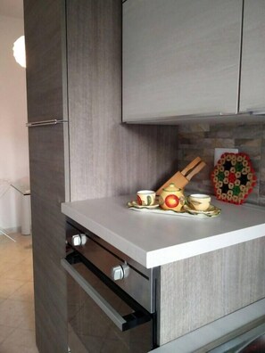 Kühlschrank, Mikrowelle, Ofen, Kochgeschirr/Geschirr/Besteck