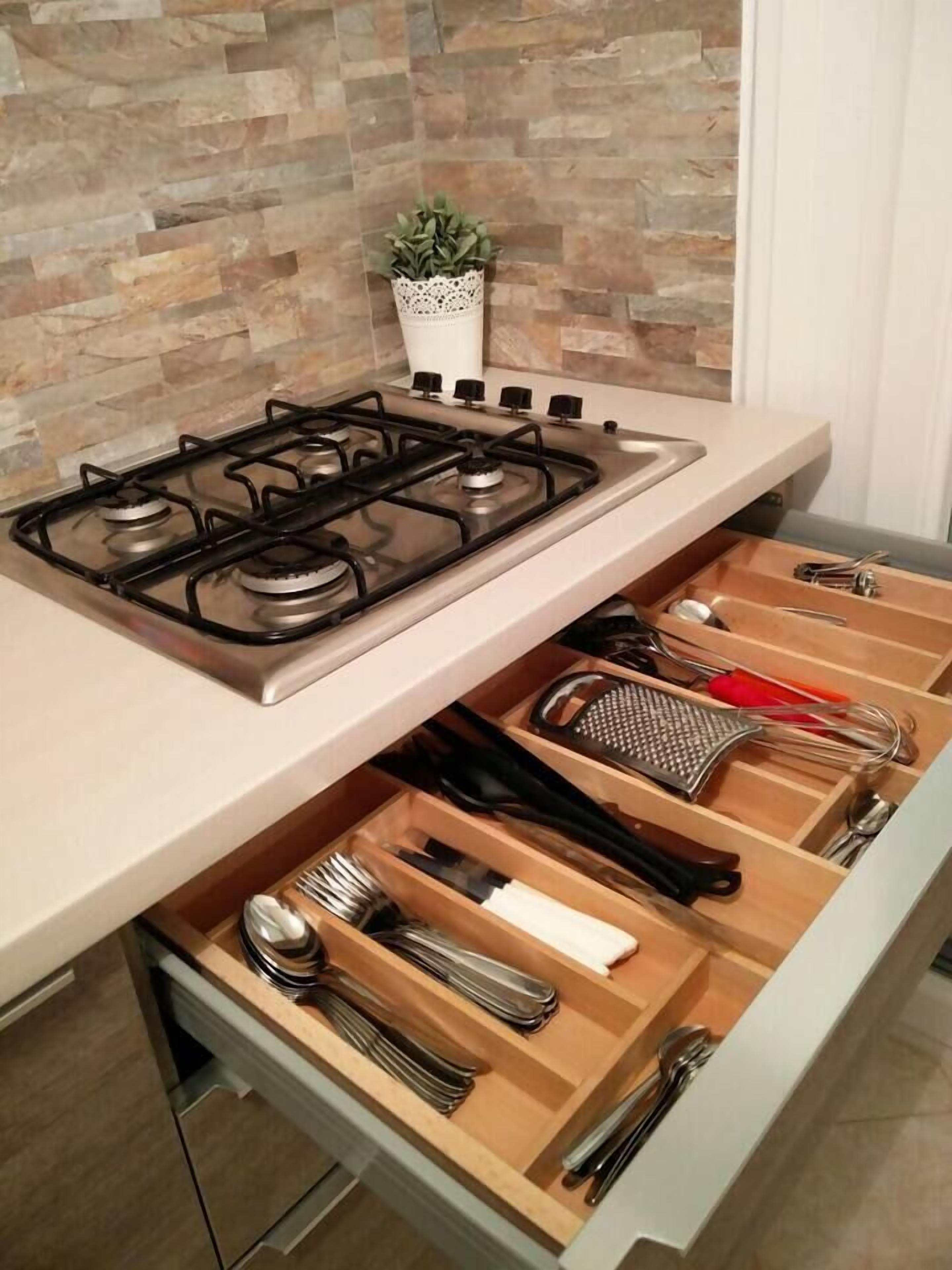 Kjøleskap, mikrobølgeovn, ovn og kjøkkenutstyr