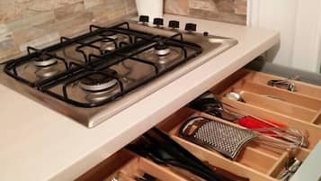 Kjøleskap, mikrobølgeovn, ovn og kjøkkenutstyr