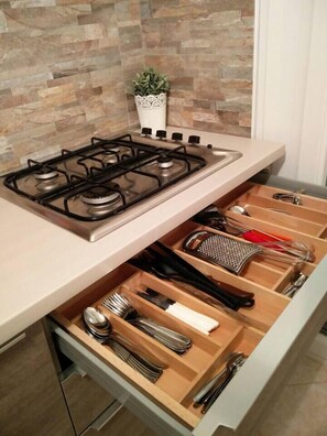 Fridge, microwave, oven, cookware/dishes/utensils - Cozy Flat Near Beach | WiFi & Comfort, Torvaianica (Torvaianica)