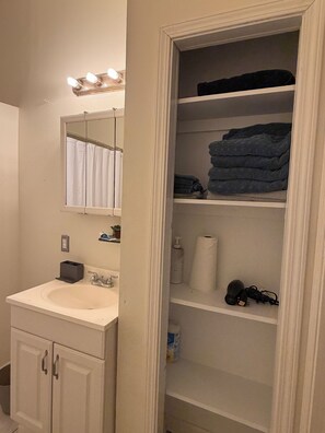 Hair dryer, towels, soap, shampoo - Welcome to your private New Orleans retreat! (New Orleans)