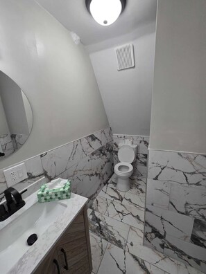 Serviettes fournies, savon, papier toilette