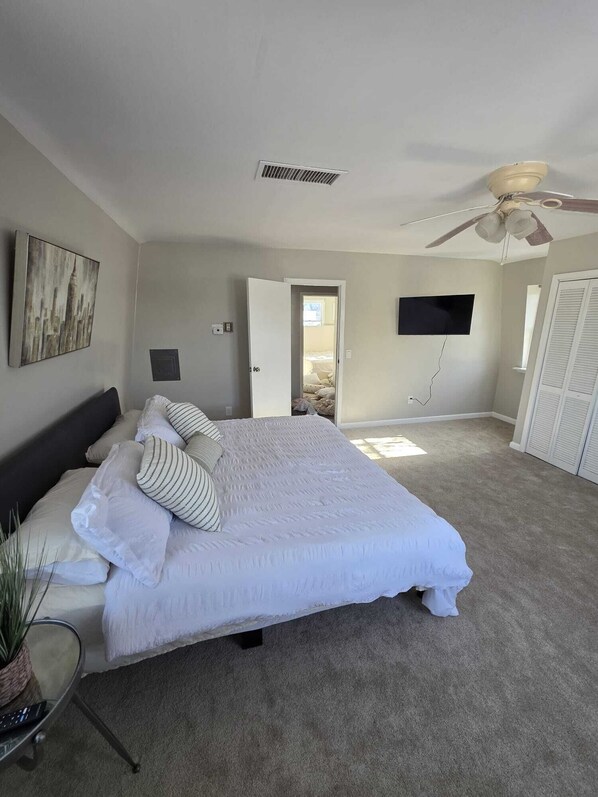 4 bedrooms, iron/ironing board, WiFi, bed sheets