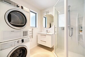 Shower, hair dryer, towels, soap - Shotover Serenity (Queenstown)