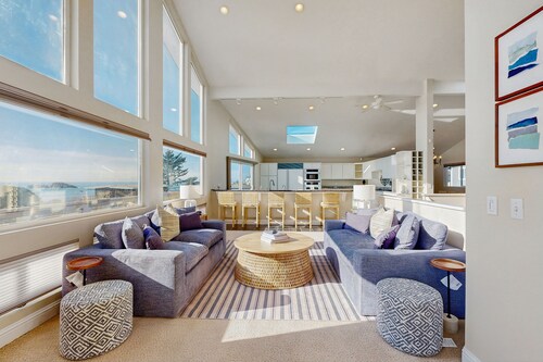 Updated Oceanfront home near the redwoods and harbor - close to hiking trails