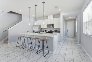 Fridge, microwave, oven, stovetop - Savvy 4Bed Stay Near Orlando Attractions (Kissimmee)