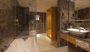 Suite Club | Salle de bain | Douche, chaussons