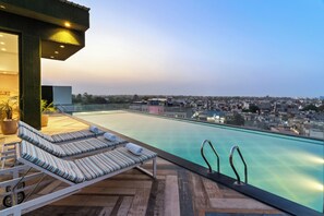 Rooftop pool - Country Inn Premier Amritsar (Amritsar)