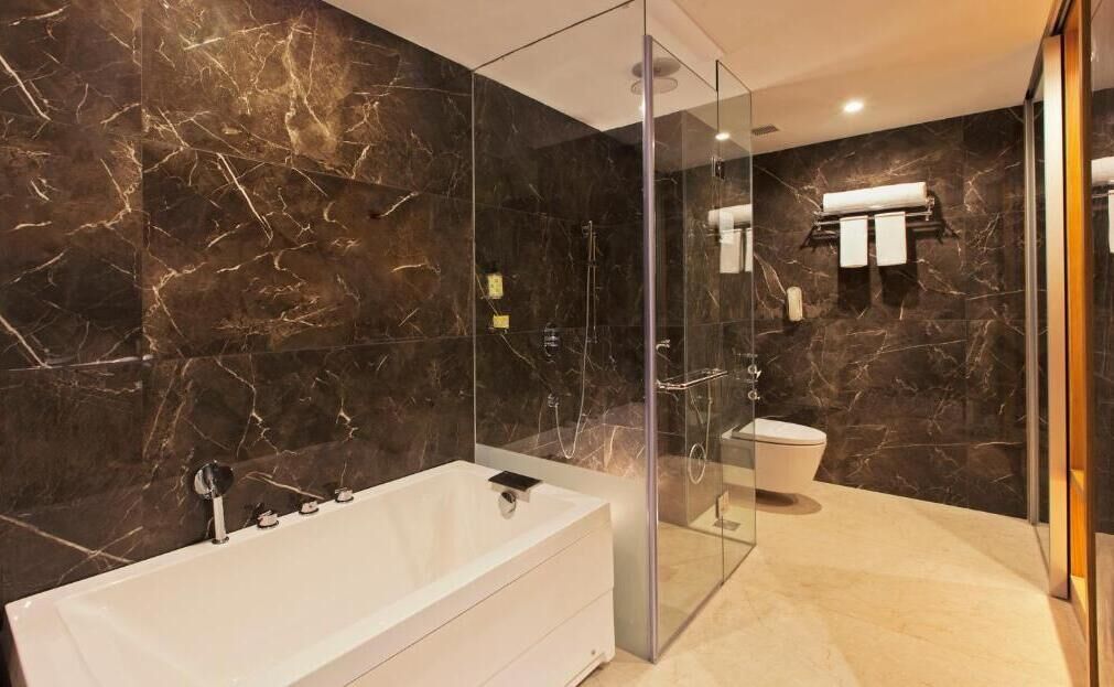 Club Suite | Bathroom | Shower, slippers