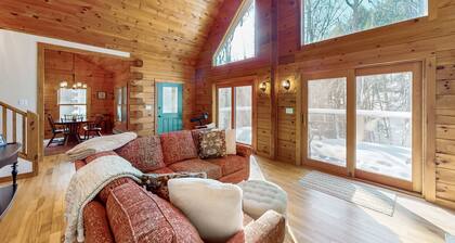 Dog-friendly house w/ gas fireplace, bbq grill, balcony, w/d, wifi, Roku TV